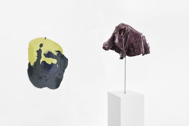 Offene Form, 2019, Polyurethan, Pigment, ca. 83 x 63 x 1 cmFarbkörper, 2019, Polyurethan, Pigment, ca. 43 x 56 x 36 cm