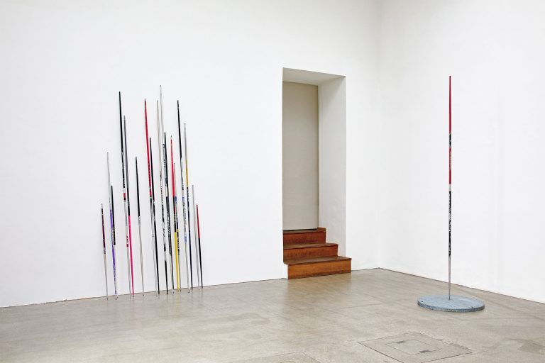 Sender Sender, 2020/21
lost ski sticks/Montafon
Installation view, Vorarlbergmuseum
Foto: Miro Kuzmanovic