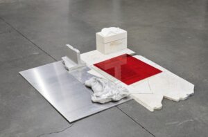 MICHAEL KIENZER, Melted into the surroundings Vol.2, 2021, Stein, Aluminium, Aluminiumguss, Gips, Acrylglas, Glas, Silikon, Papier Photo © Galerie Elisabeth & Klaus Thoman / graysc.de