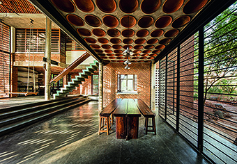 Eine Kassettendecke aus Terrakotta-Töpfen überspannt den Essbereich. Anupama Kundoo: Wall House, Auroville, 2000 
Foto: Javier Callejas