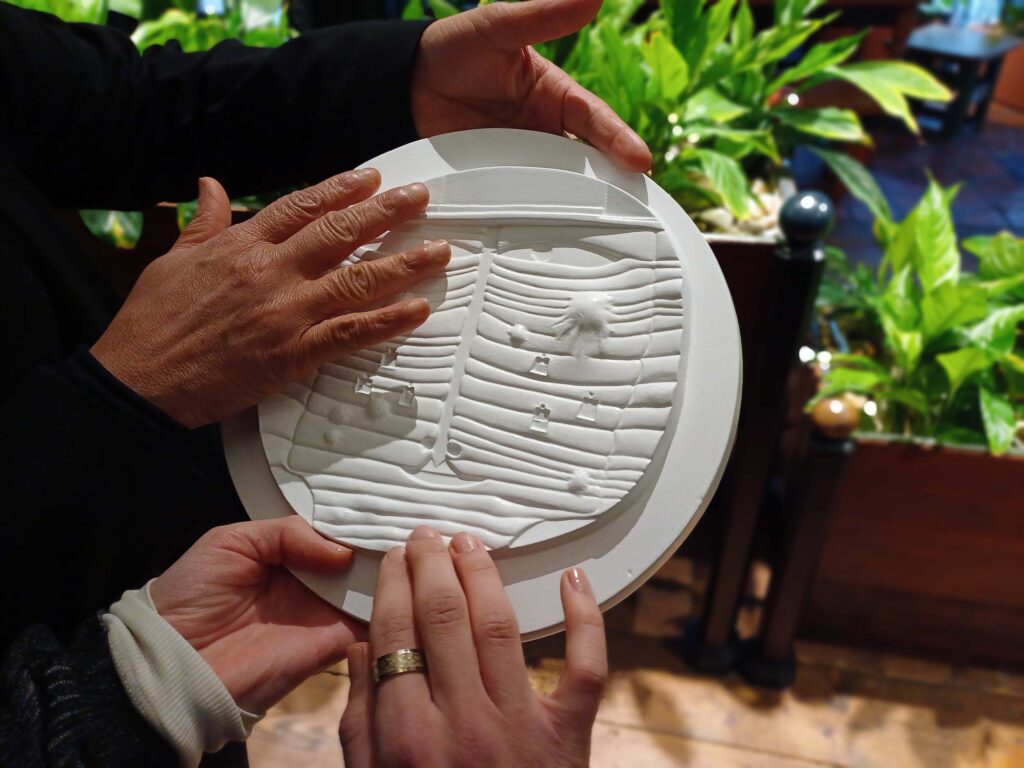 Tastobjekt Hundertwasser Münze (c) KunstHausWien / Isabella Petricek