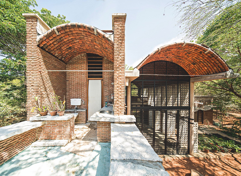 Dachkonstruktionen aus Terrakotta-Elementen sparen Stahl und Zement. Anupama Kundoo: Wall House, Auroville, 2000