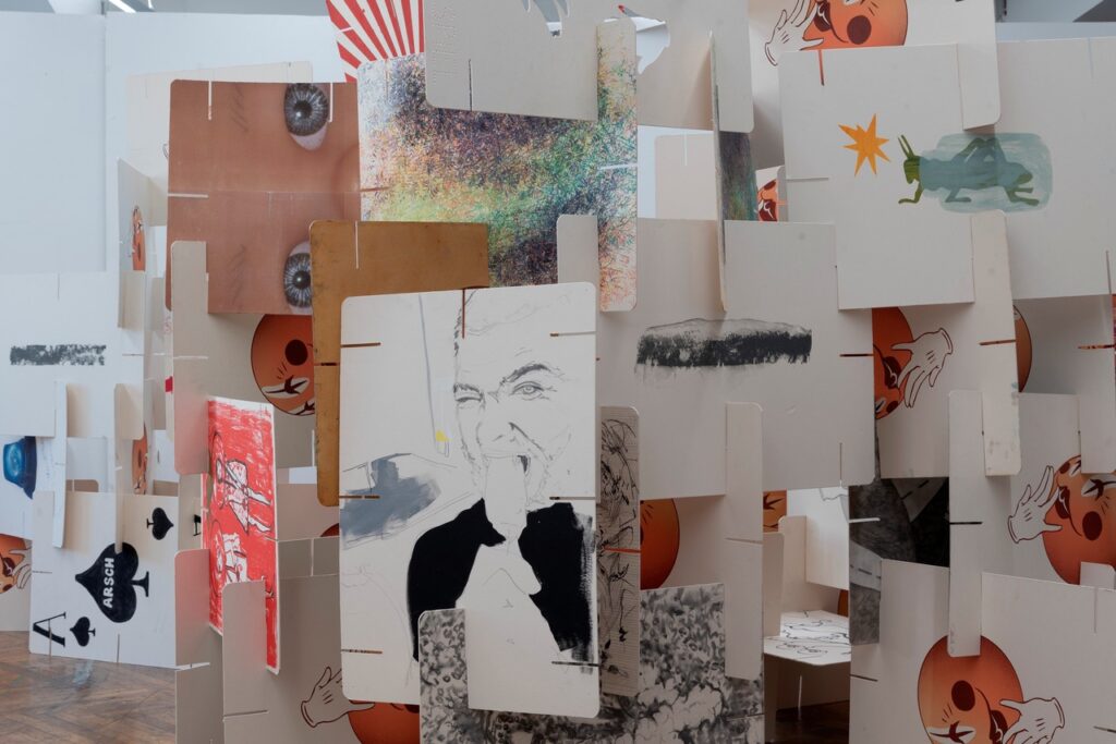 Foto: Jan Svenungsson 2025, Detail der Ausstellung im Atelier „Playroom – A House of Cards“