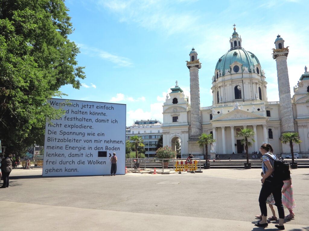 Eva Egermann, „Halt dich fern, aber halt mich (mit Texten von Ianina Ilitcheva)“ • 2020 •
Transparente und Plakate im öffentlichen Raum Wiens • Karlsplatz, 1040 Wien •
Kunsthalle Wien in Kooperation mit Kaleidoskop 2020 • Textnachweis: Ianina Ilitcheva, 183
Tage, 2015 (Kremayr & Scheriau) • Foto: Eva Egermann