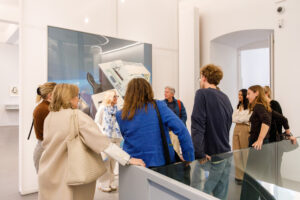 Ausstellungsbesucher*innen im Dom Museum Wien. Foto: eSeL.at - Hannah Mayr