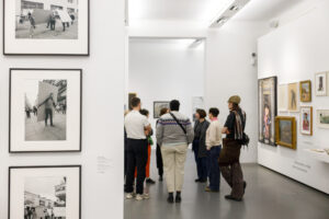 Ausstellungsbesucher*innen im Dom Museum Wien. Foto: eSeL.at - Hannah Mayr