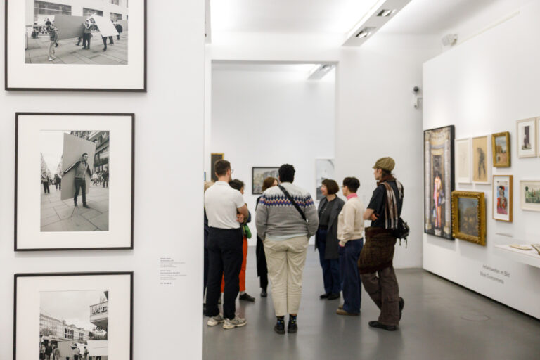 Ausstellungsbesucher*innen im Dom Museum Wien. Foto: eSeL.at - Hannah Mayr